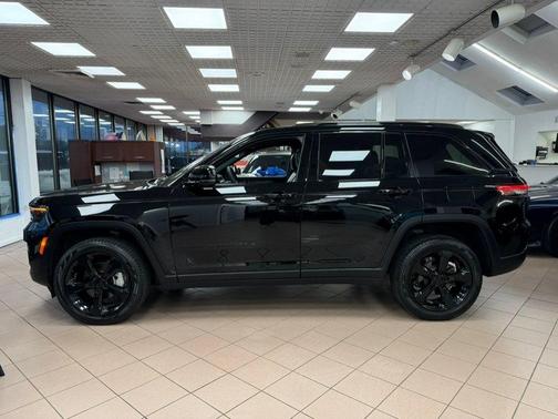 Diamond Black Crystal Pearlcoat 2024 Jeep Grand Cherokee Limited