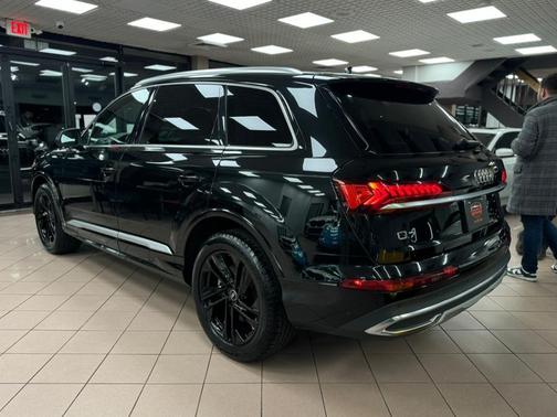 2022 Audi Q7 55 Premium Plus