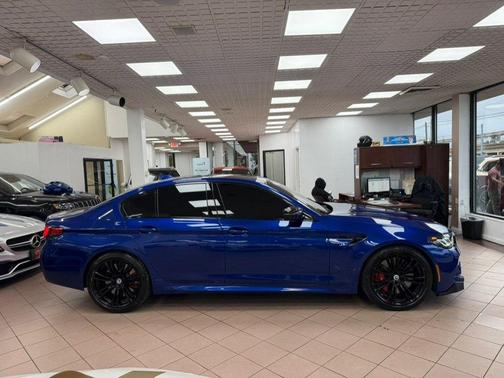 Marina Bay Blue Metallic 2022 BMW M5 Base