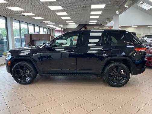 Diamond Black Crystal Pearl 2024 Jeep Grand Cherokee Limited