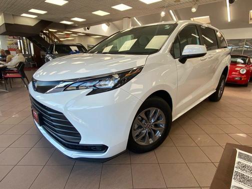 White 2025 Toyota Sienna LE