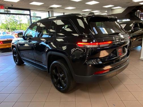 Diamond Black Crystal Pearl 2024 Jeep Grand Cherokee Limited