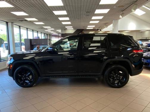 Diamond Black Crystal Pearl 2024 Jeep Grand Cherokee Limited
