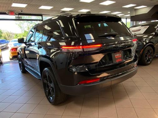 Diamond Black Crystal Pearl 2024 Jeep Grand Cherokee Limited