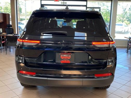 Diamond Black Crystal Pearl 2024 Jeep Grand Cherokee Limited