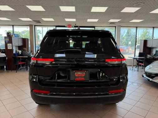 Diamond Black Crystal Pearlcoat 2024 Jeep Grand Cherokee Limited