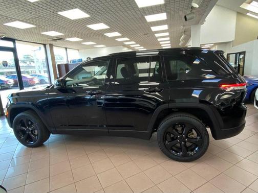 Diamond Black Crystal Pearlcoat 2023 Jeep Grand Cherokee Limited