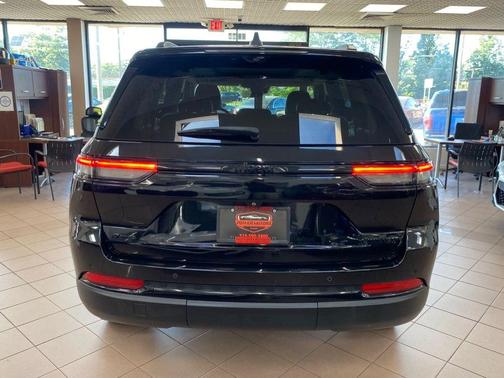 Diamond Black Crystal Pearlcoat 2023 Jeep Grand Cherokee Limited