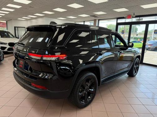 Diamond Black Crystal Pearlcoat 2024 Jeep Grand Cherokee Limited
