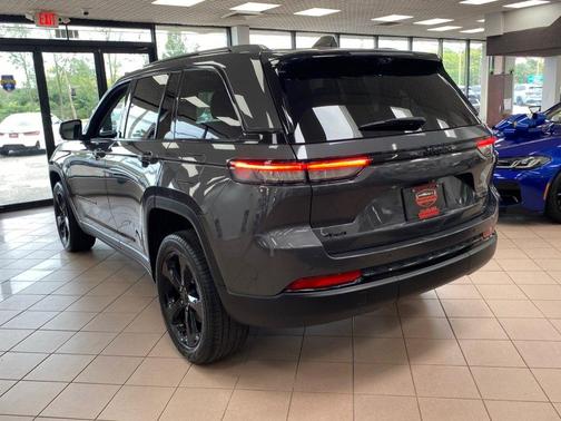 Baltic Gray Metallic Clearcoat 2023 Jeep Grand Cherokee Limited