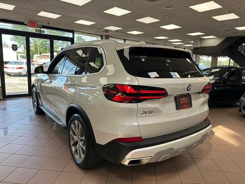 Alpine White 2024 BMW X5 xDrive40i Sports Activity Vehicle