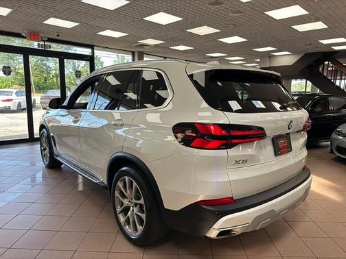 Alpine White 2024 BMW X5 xDrive40i Sports Activity Vehicle
