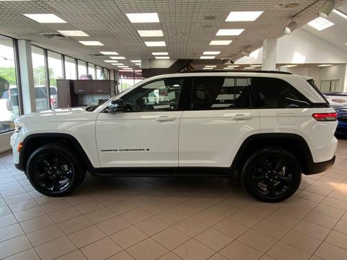 Bright White Clearcoat 2024 Jeep Grand Cherokee Limited