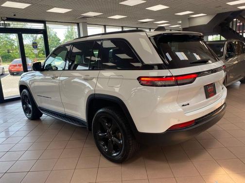 Bright White Clearcoat 2024 Jeep Grand Cherokee Limited