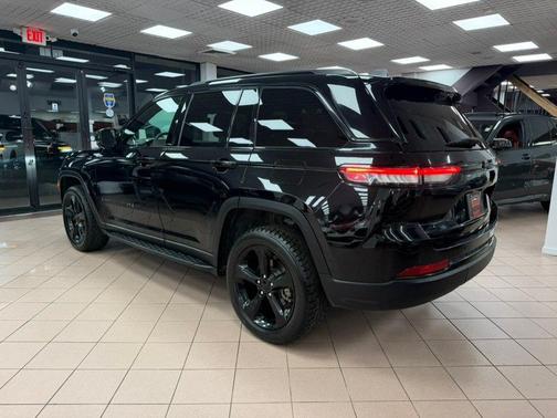 Diamond Black Crystal Pearlcoat 2024 Jeep Grand Cherokee Limited