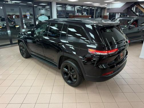 Diamond Black Crystal Pearlcoat 2024 Jeep Grand Cherokee Limited