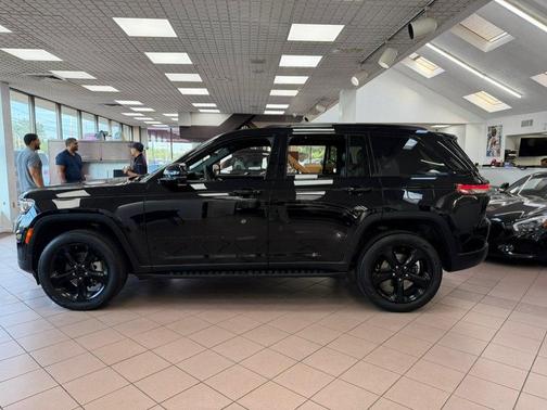 Diamond Black Crystal Pearl 2024 Jeep Grand Cherokee Limited