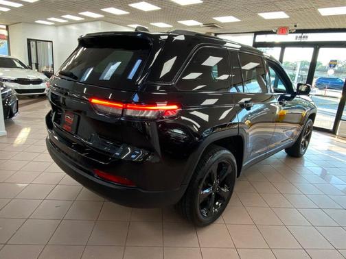 Diamond Black Crystal Pearlcoat 2023 Jeep Grand Cherokee Limited