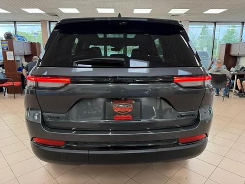 Baltic Gray Metallic Clearcoat 2024 Jeep Grand Cherokee Limited