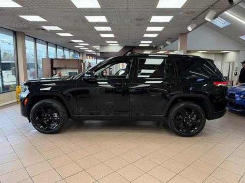 Diamond Black Crystal Pearlcoat 2023 Jeep Grand Cherokee Limited