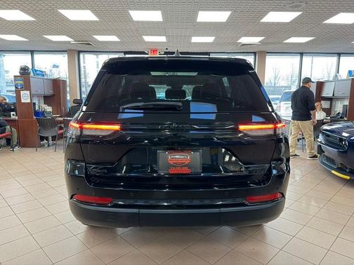 Diamond Black Crystal Pearlcoat 2023 Jeep Grand Cherokee Limited