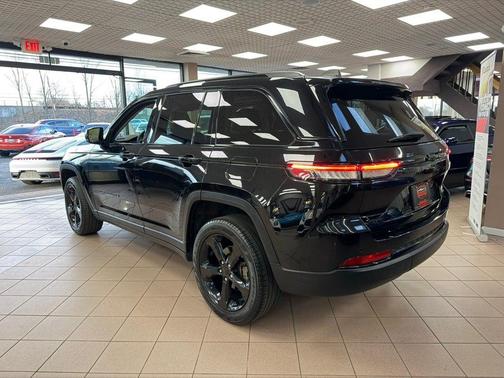 Diamond Black Crystal Pearlcoat 2023 Jeep Grand Cherokee Limited