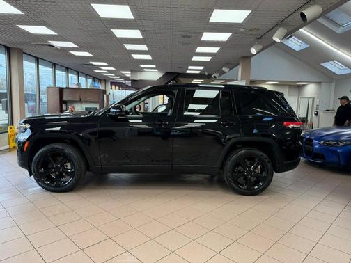 Diamond Black Crystal Pearlcoat 2023 Jeep Grand Cherokee Limited