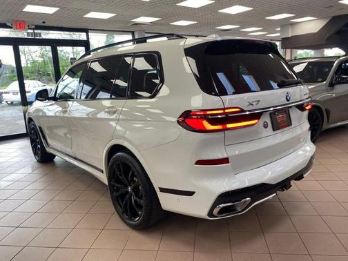 White 2024 BMW X7 xDrive40i