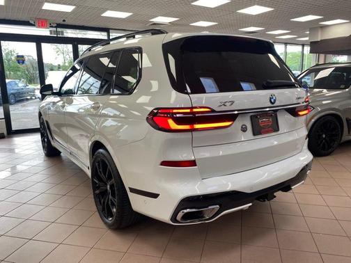 White 2024 BMW X7 xDrive40i
