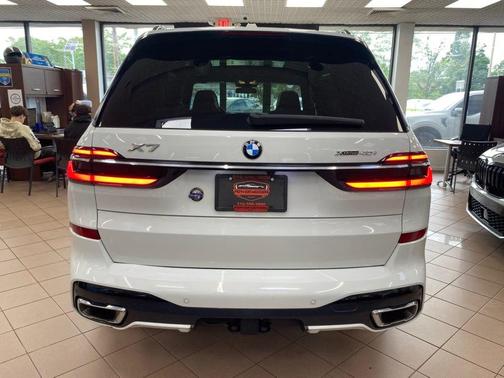 White 2024 BMW X7 xDrive40i