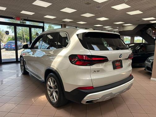 Alpine White 2024 BMW X5 xDrive40i Sports Activity Vehicle
