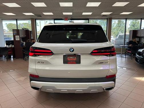 Alpine White 2024 BMW X5 xDrive40i Sports Activity Vehicle