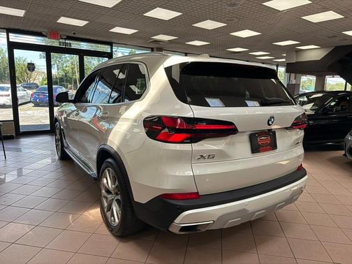Alpine White 2024 BMW X5 xDrive40i Sports Activity Vehicle