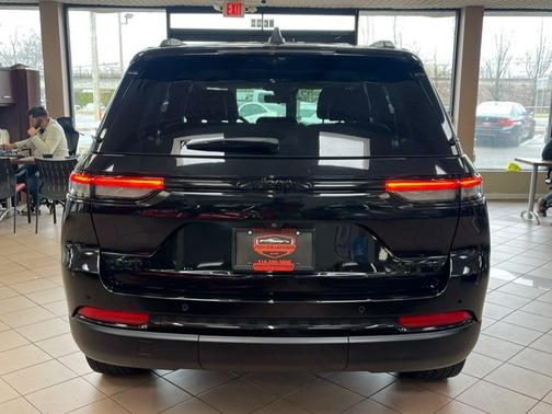 Diamond Black Crystal Pearlcoat 2023 Jeep Grand Cherokee Limited