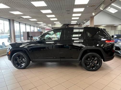 Diamond Black Crystal Pearlcoat 2023 Jeep Grand Cherokee Limited