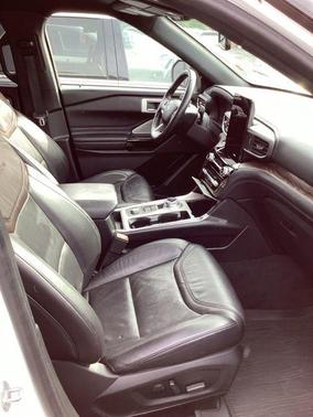 White Metallic 2022 Ford Explorer Platinum