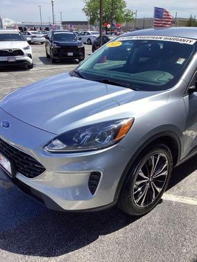 Iconic Silver Metallic 2022 Ford Escape SE