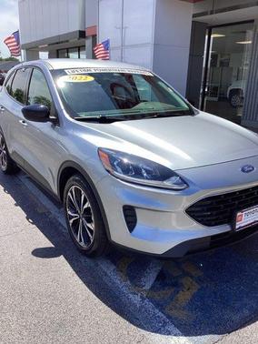 Iconic Silver Metallic 2022 Ford Escape SE