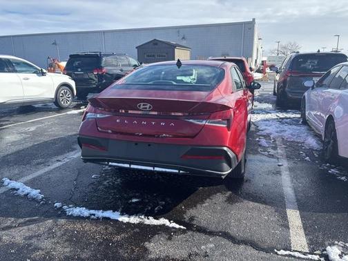 2024 Hyundai ELANTRA SE