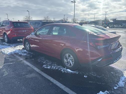 2024 Hyundai ELANTRA SE