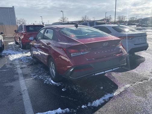 2024 Hyundai ELANTRA SE