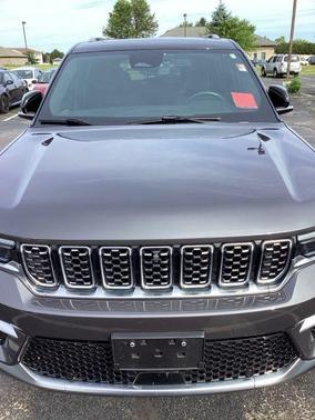 Diamond Black Crystal Pearlcoat 2023 Jeep Grand Cherokee Summit