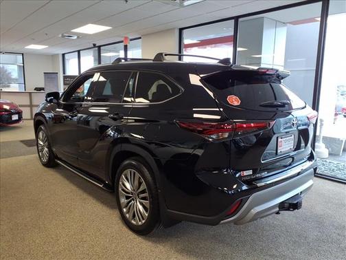 2026 Toyota Highlander Hybrid Platinum