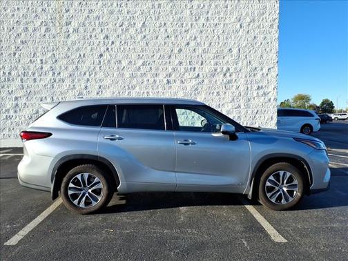 2022 Toyota Highlander Hybrid XLE