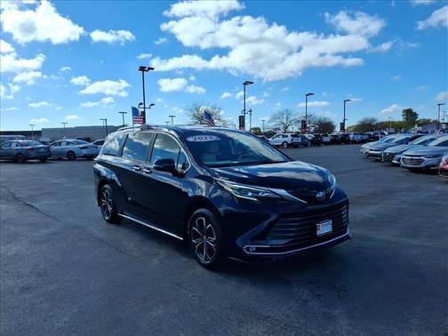 2025 Toyota Sienna Platinum