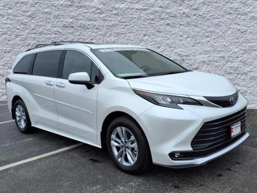 2025 Toyota Sienna XLE 8 Passenger