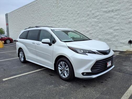 2025 Toyota Sienna XLE 8 Passenger