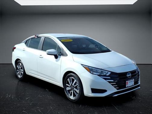 Aspen White Tricoat 2025 Nissan Versa 1.6 SV