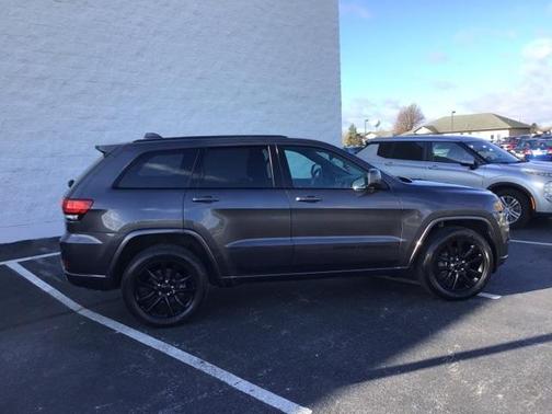 Photo 2 of 16 of 2017 Jeep Grand Cherokee Altitude