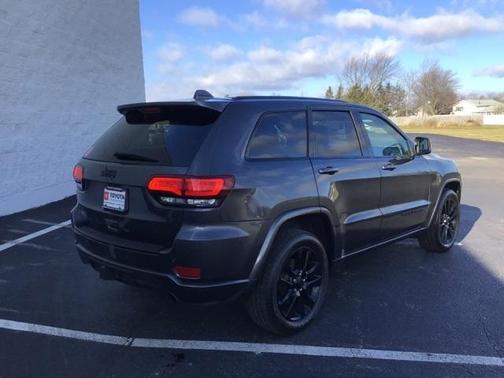 Photo 3 of 16 of 2017 Jeep Grand Cherokee Altitude